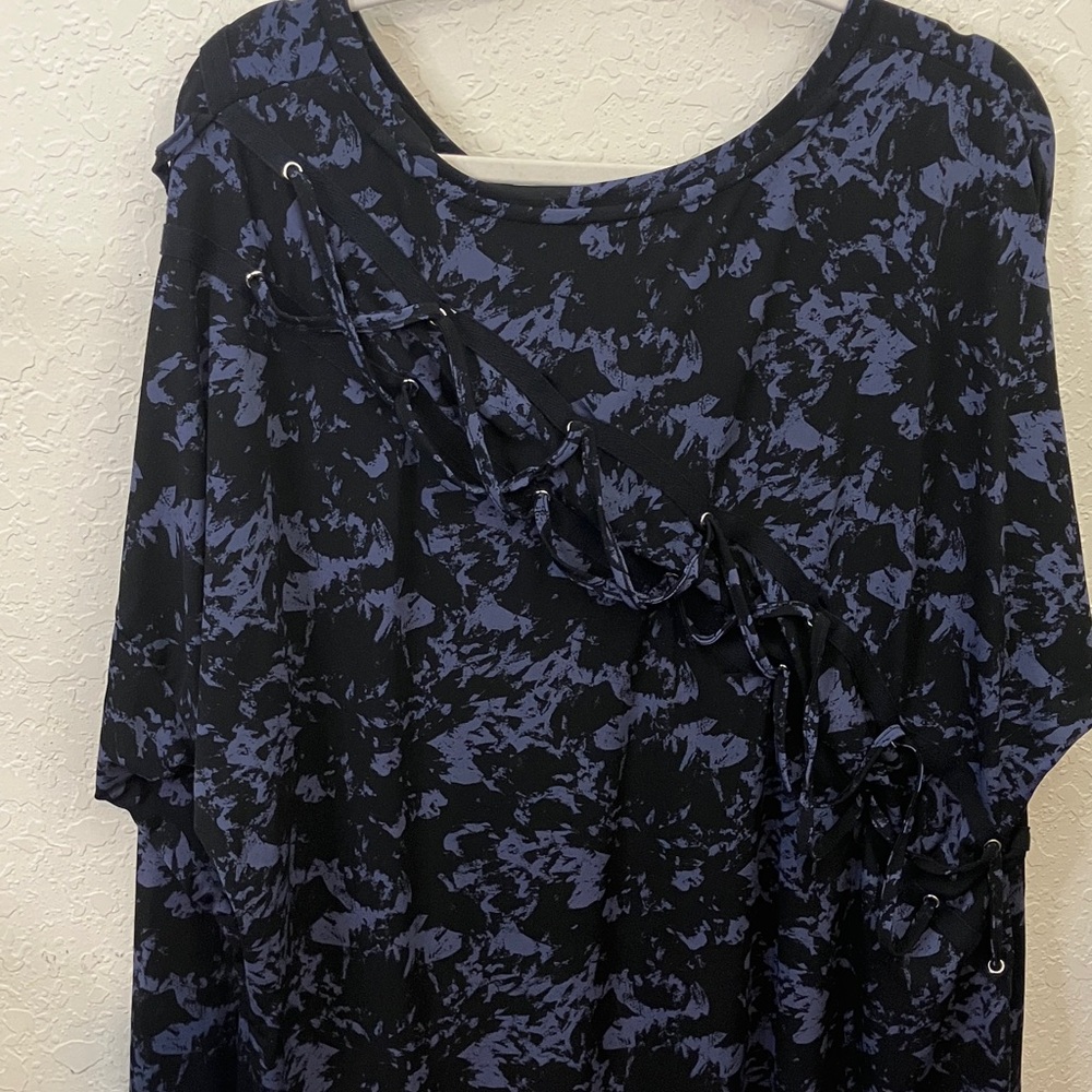 Livi Active lace-up detail Patterned Top